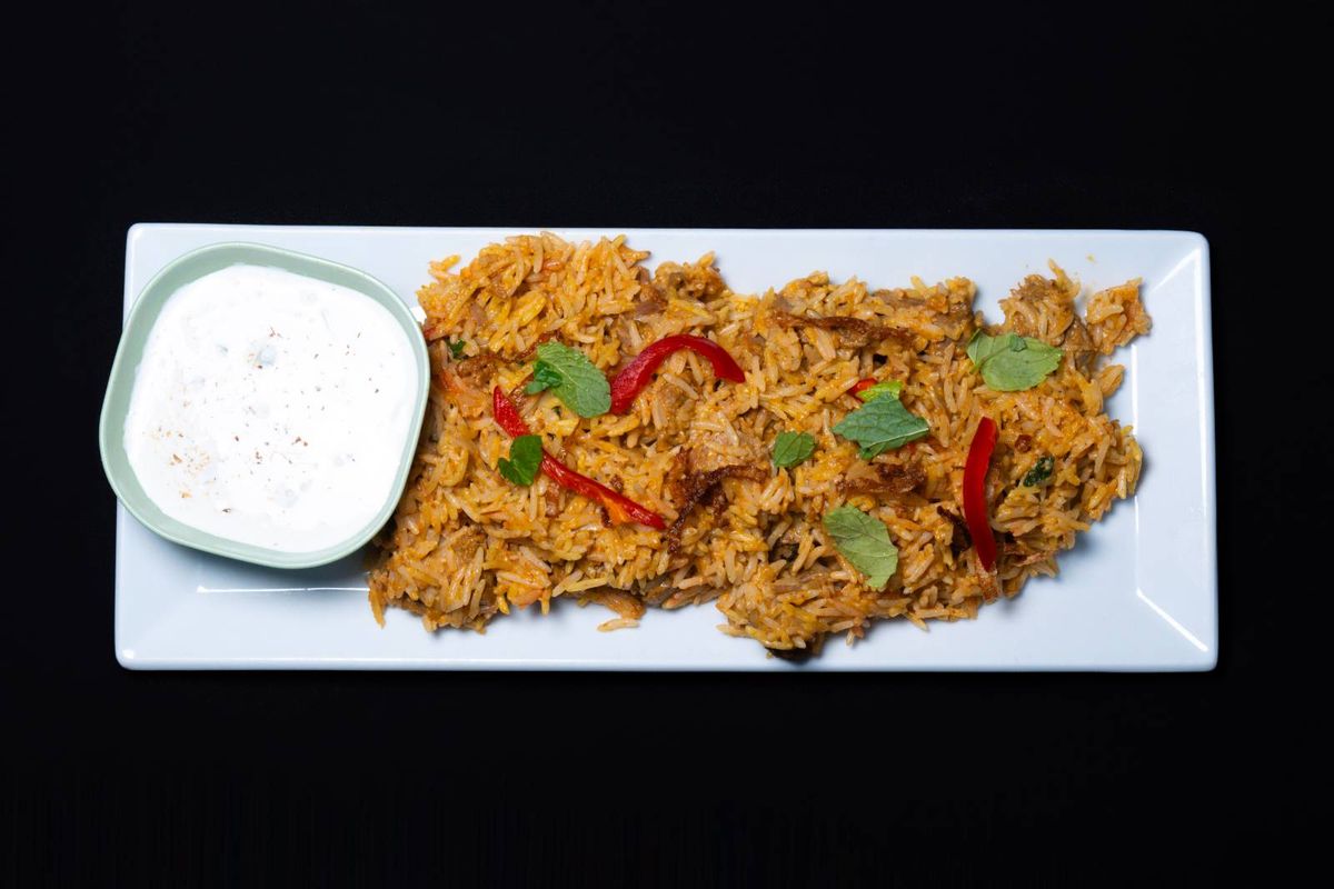 Lamb Biryani cu Raita și Sos de Hrean  